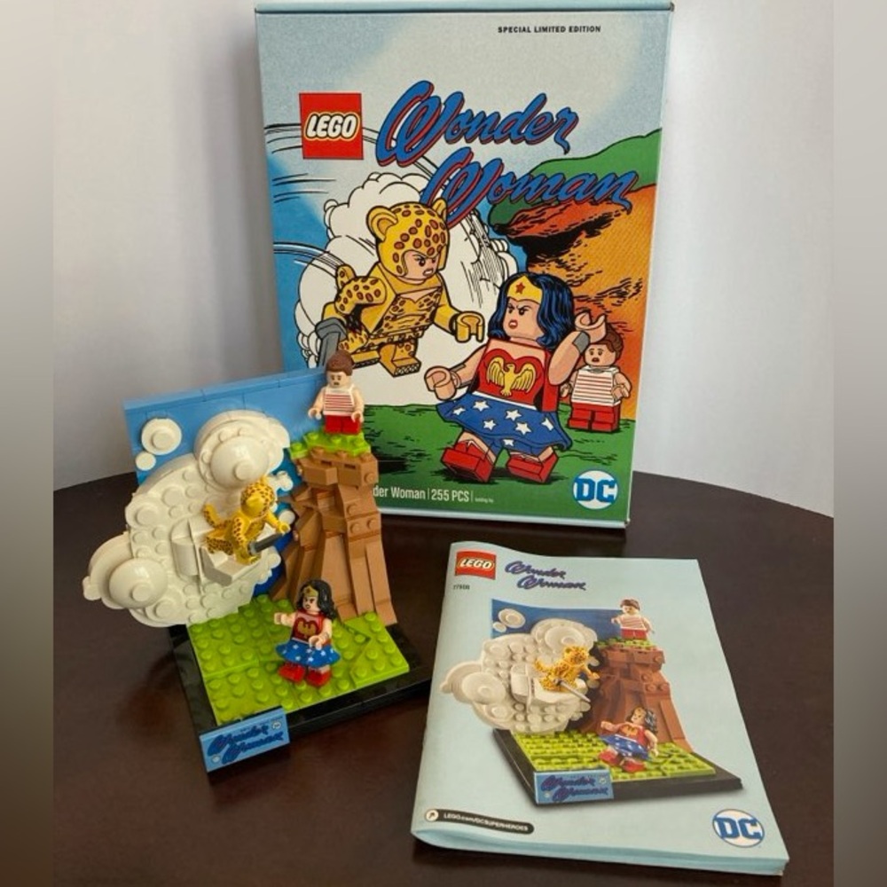 LEGO Wonder Woman Special Edition Set 77906 - Picture 7 of 12